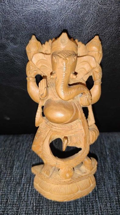 Estátua hindu Lord Ganesh em Sândalo