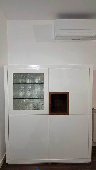Móvel louceiro em lacado branco e pau santo, com vitrine
