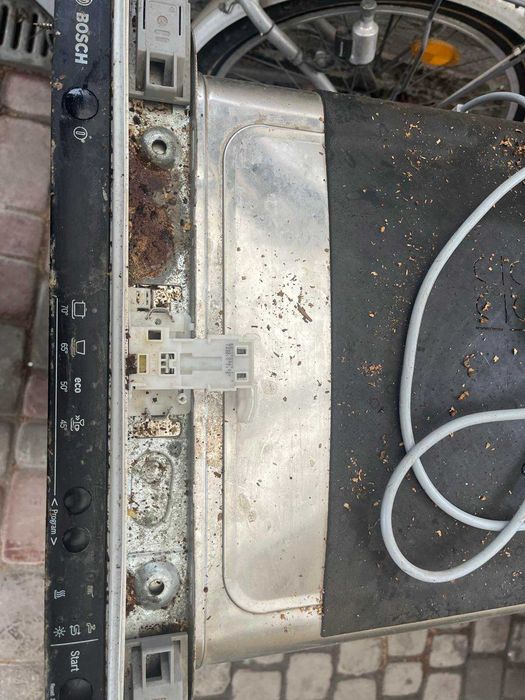 Посудомийна машина Bosch SPV40E із несправністю. Протікає помпа.