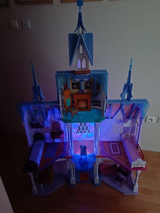 Zamek Kraina Lodu z efektami świetlnymi