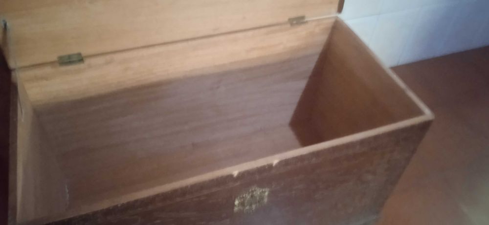 Mala de cânfora trabalhada com relevos de Macau