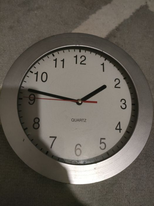Zegar ścienny w kolorze szarym firmy Quartz