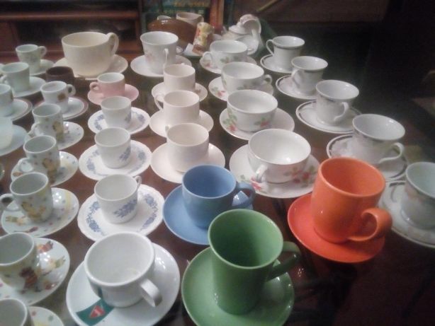 Conjunto de 100 Chávenas Marcas Diversas
