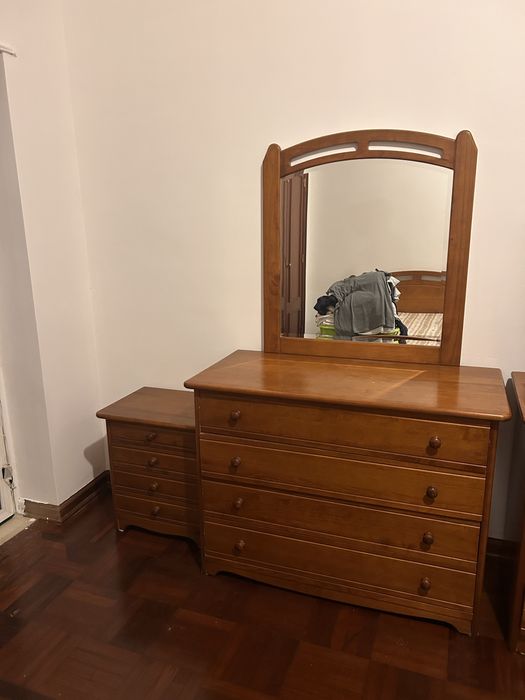 Quarto de Casal com mesas de cabeceira e comodas com espelho