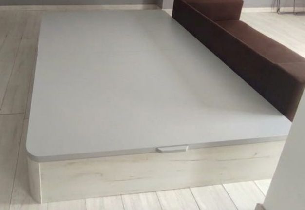 Cama com arrumação espaçosa.