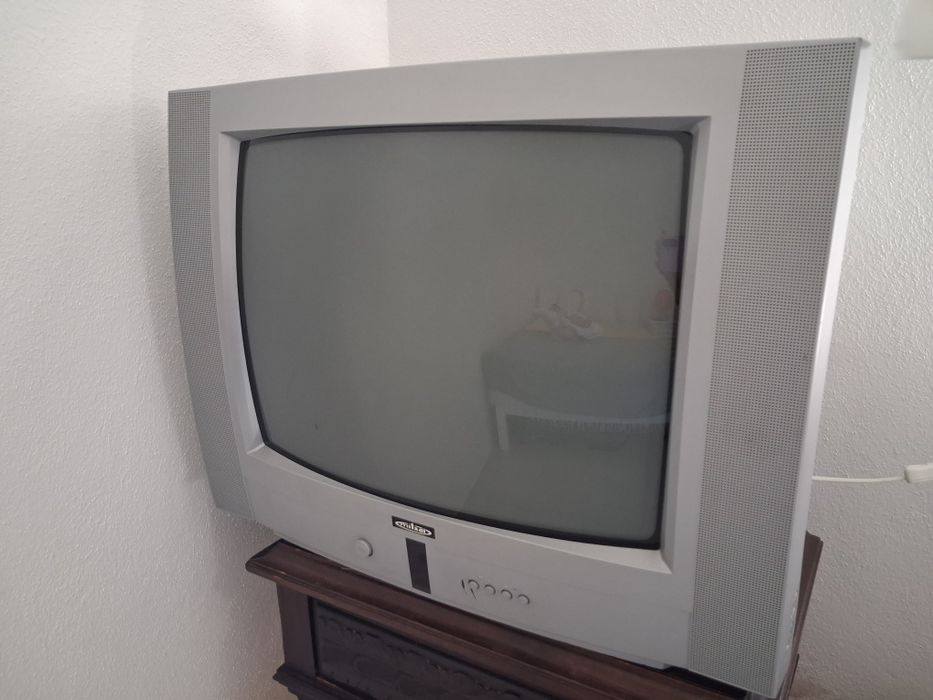 Tv mitsai cinzenta