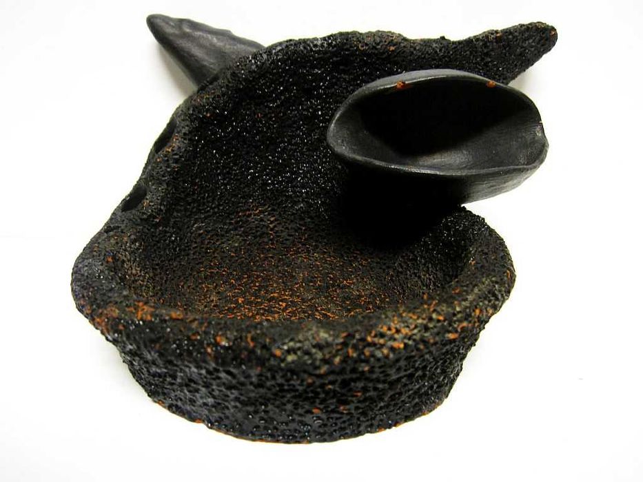 escultura em cerâmica assinada ADRIANO e datada 1987