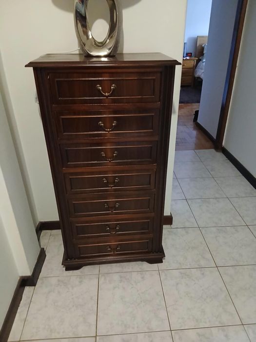 Camiseiro em madeira