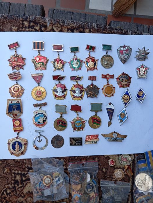 Великий вибір знаків, значків  різне.