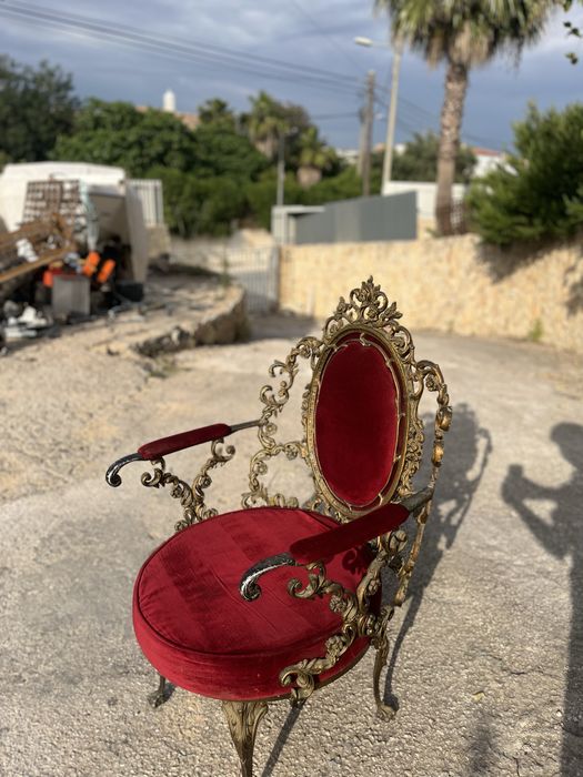 Poltrona Rococó Antiga em Veludo Vermelho e latão