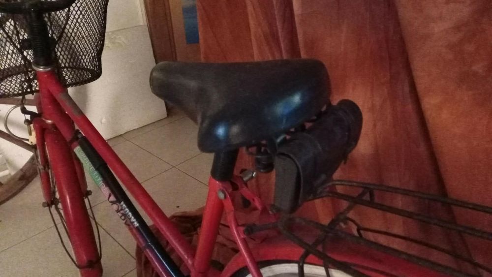 Bicicleta senhora com cesto