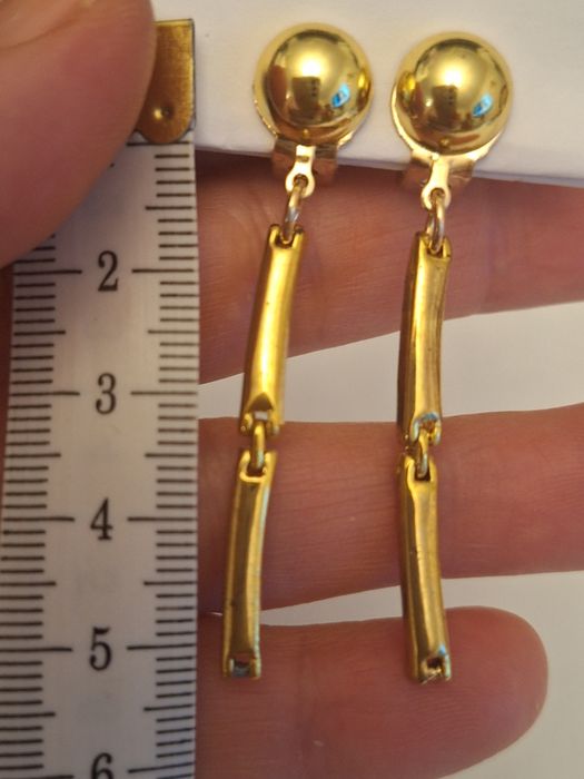 Złote klipsy wiszące