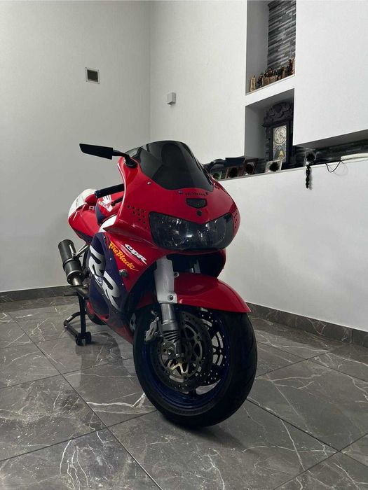 Magnífica Honda 900 RR