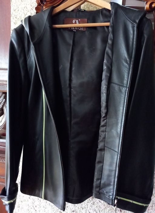Skórzana czarna  kurtka , żakiet z kapturem  rozmiar 40-42
