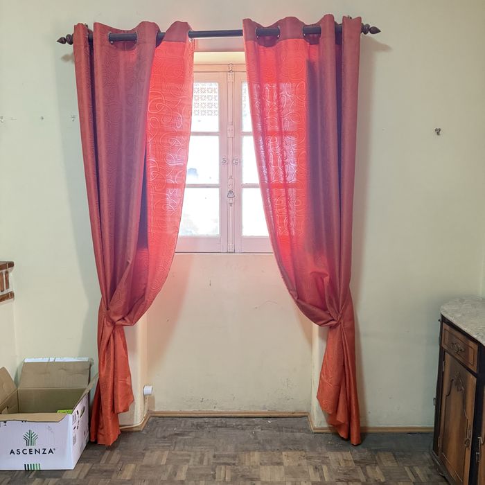 Cortinados laranja + varão