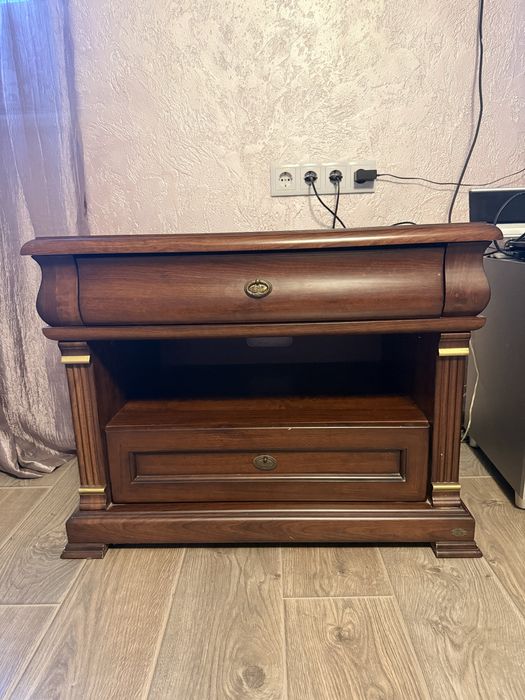 Комплект меблів  в класичному стилі.