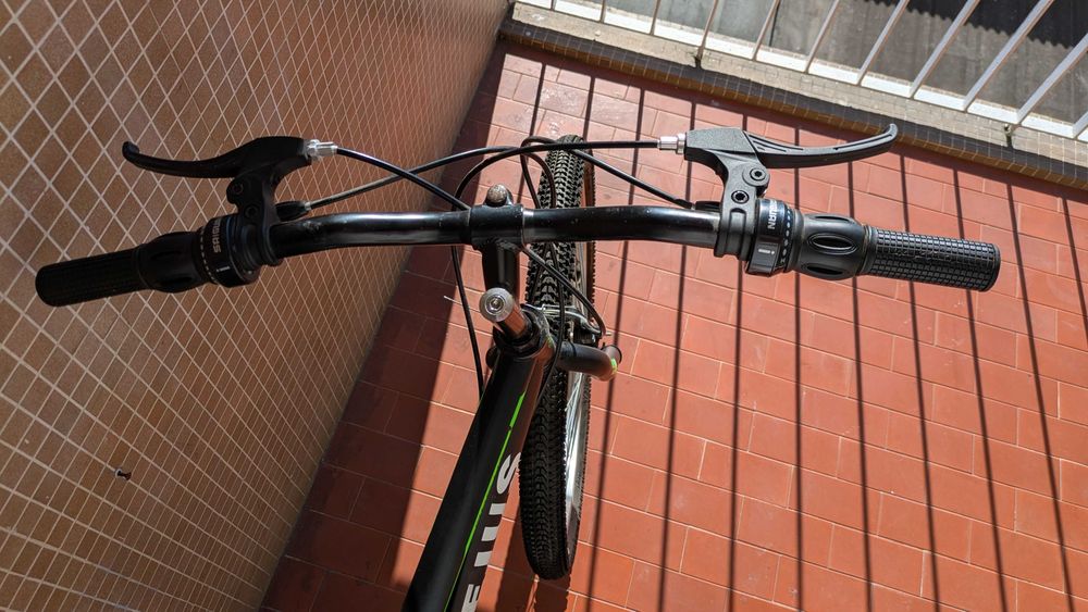 Vendo bicicleta MTB Frejus, modelo em preto e verde, com rodas aro 24" e 18 velocidades.