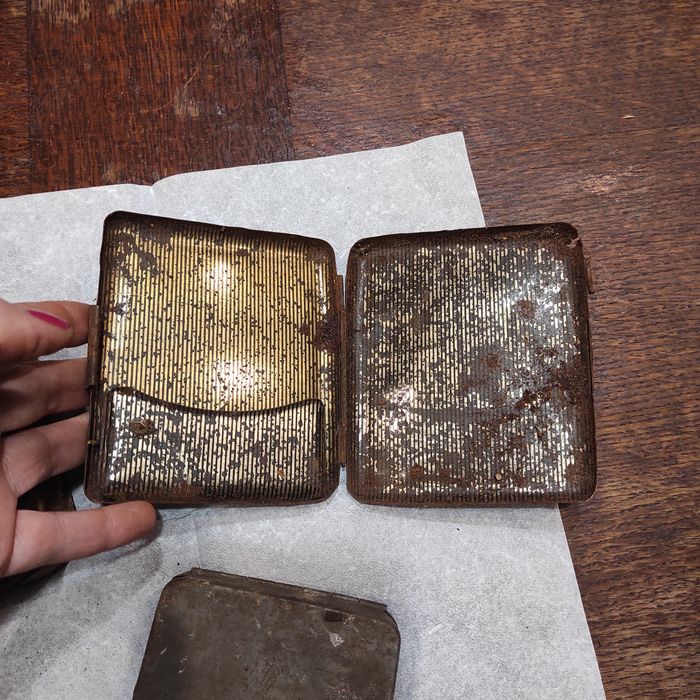 Stare metalowe pojemniki papierośnica