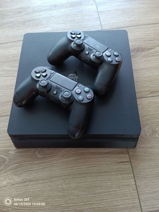 Sprzedam PS 4 stan bdb 2 pady 3 gry