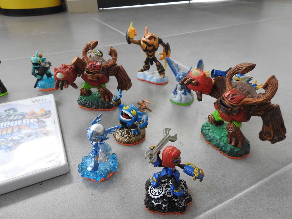 Wii jogo Skylanders Giant com figuras e base