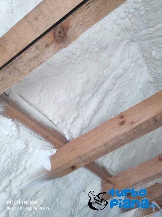 Ocieplanie poddasza pianka PUR Docieplanie dachu piana