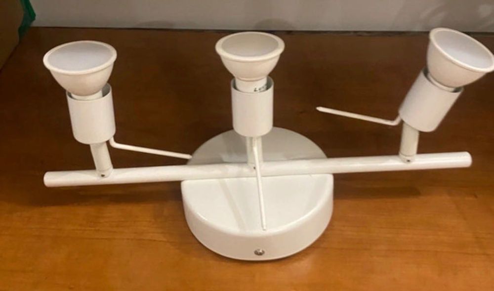 Candeeiro teto branco com focos direcionáveis
