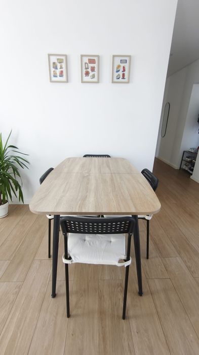 Mesa extensível ( 4 ou 6 lugares) com cadeiras