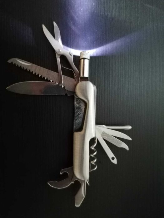 Canivete tipo suíço em aço inox.