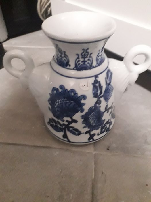 Linda jarra azul e branca