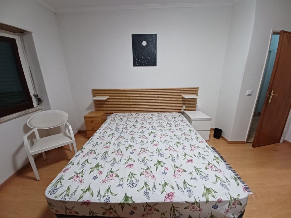 Quarto com cama de casal a 5 minutos da estação de comboios.