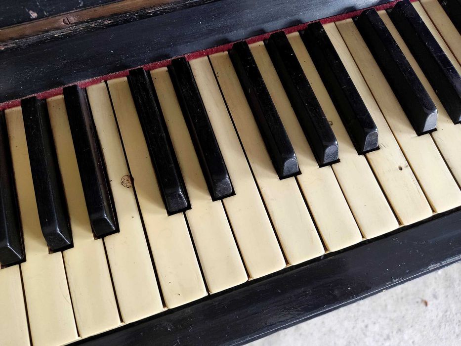 Powojenne pianino Legnica do remontu