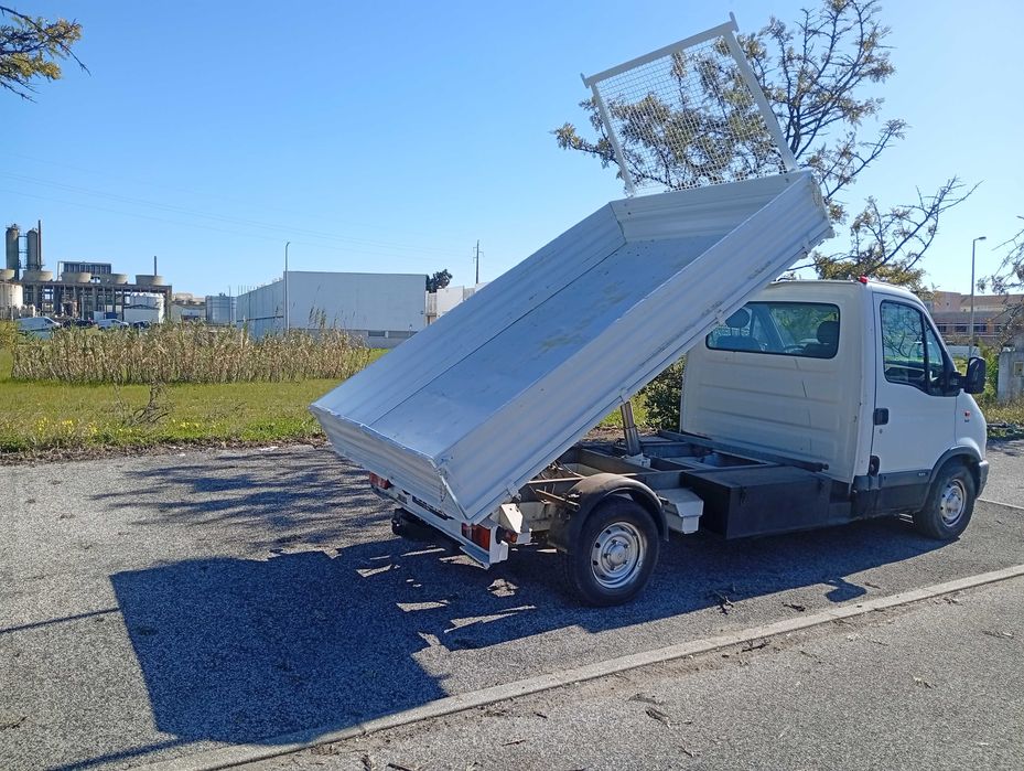 Aluguer de carrinha de caixa aberta tri-basculante, 3 m³ de capacidade de carga