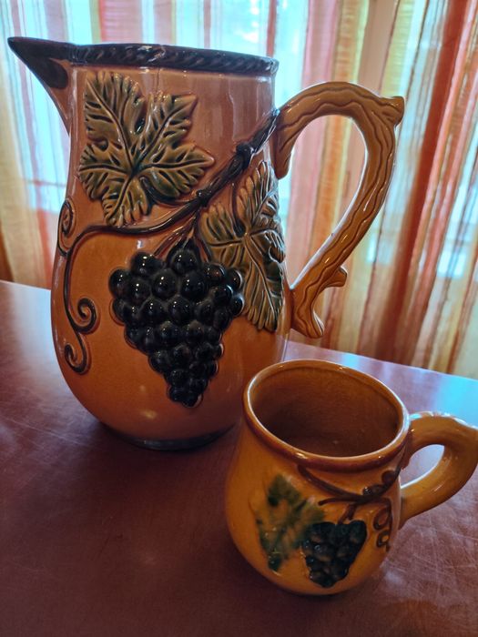 Conjunto de três canecas de vinho e um copo, com motivos tradicionais portugueses