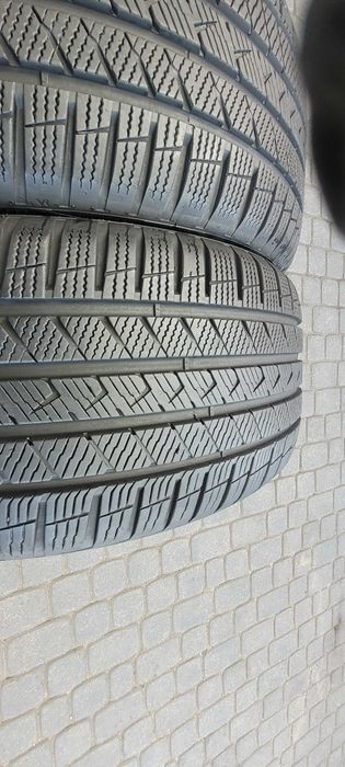 245 /40  R  20   Vredestein