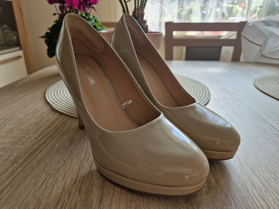 Beżowe buty ślubne