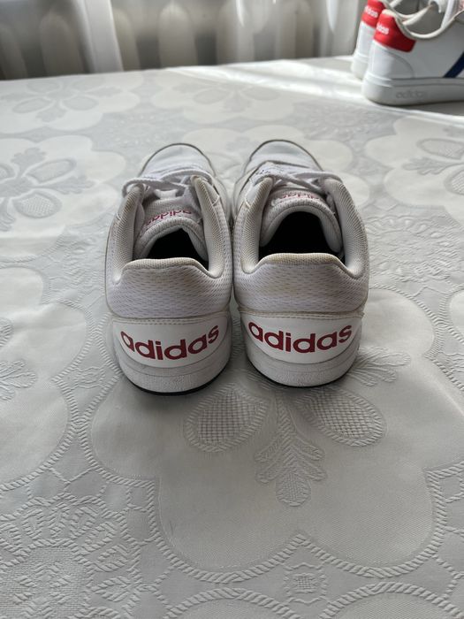 Кросівки adidas.