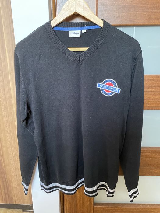 Czarny sweter w serek