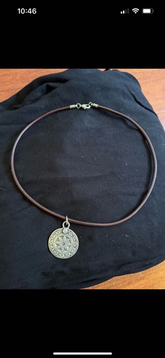 Vendo colar com medalha