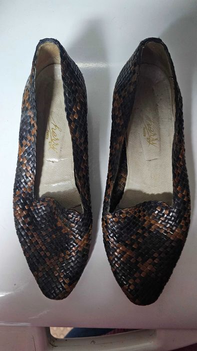 Sapatos entrançados