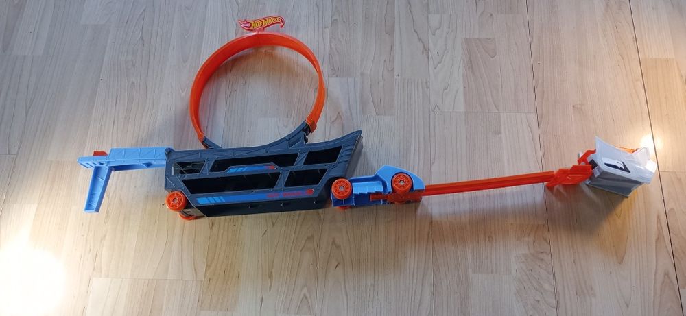 Ciężarówka hot wheels z pętlą
