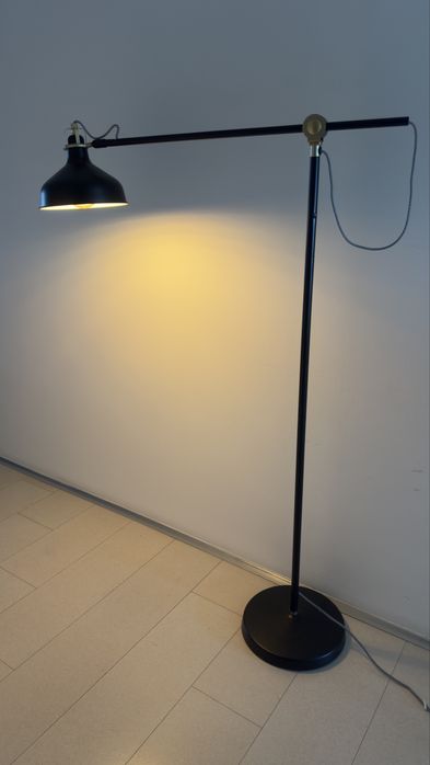 Candeeiro de pé Ranarp preto ikea