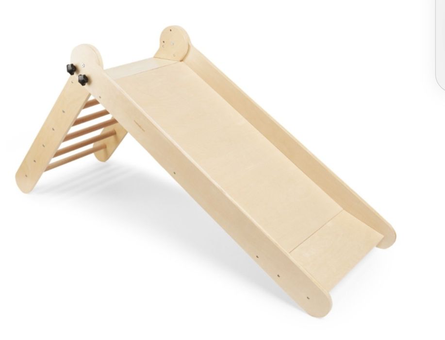 Drewniana zjeżdżalnia domowa dla dzieci