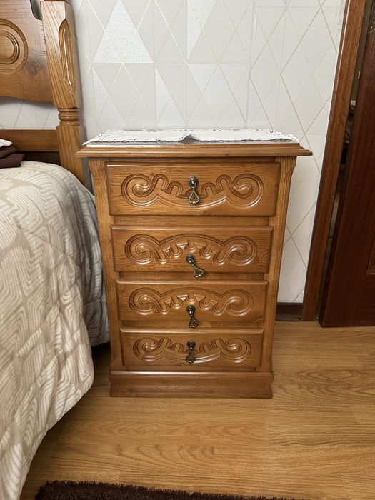Mobília quatro solteiro (cama, mesa cabeceira, cómoda central)