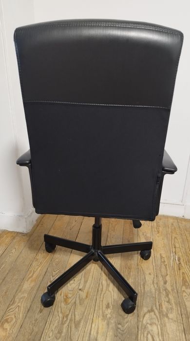 Cadeira giratória IKEA MILLBERGET – Murum preto