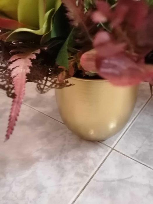 Arranjo de flores artificiais em taça dourada