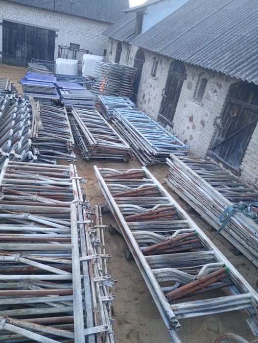 Drabiny zatrzaskowe , budki dla cieląt , maty legowiskowe, kojce