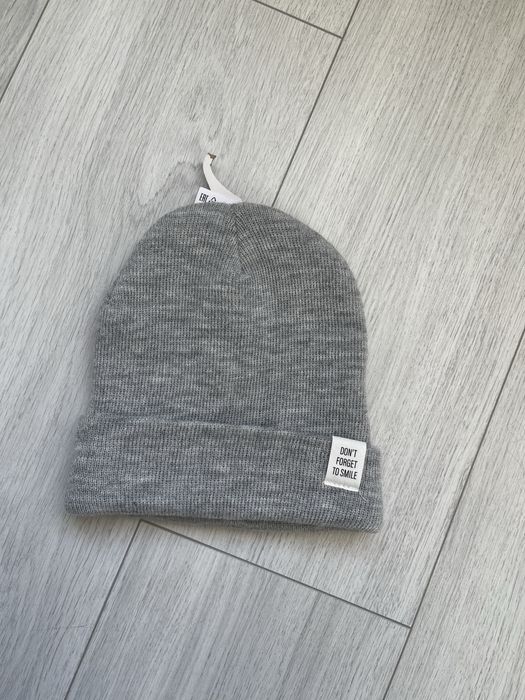 Серая шапка бини