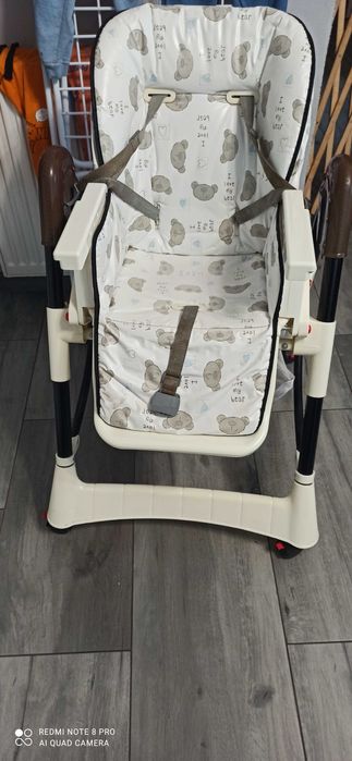 Fotelik do karmienia dziecka.