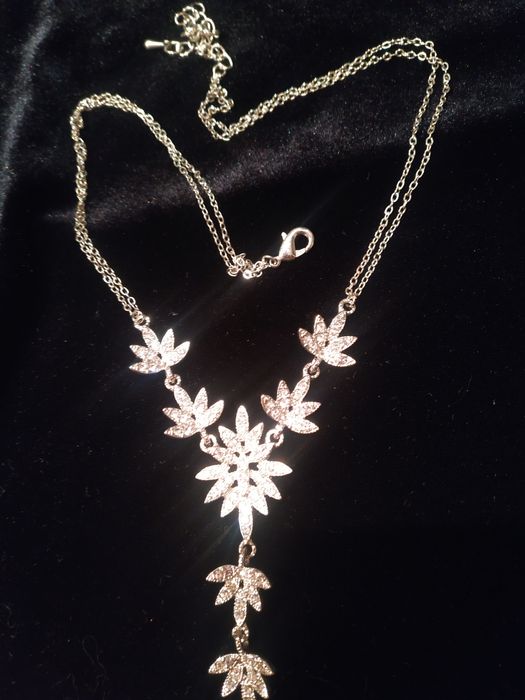 Нежное украшение под вечернее платье