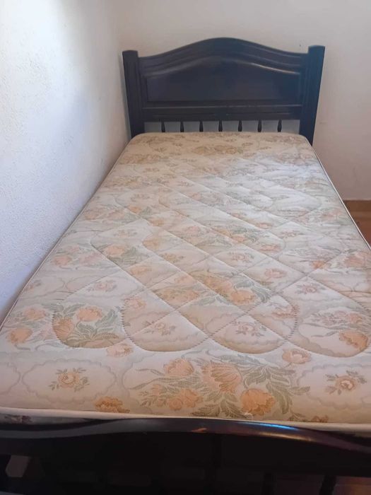 Cama de Solteiro em madeira com colchão de molas